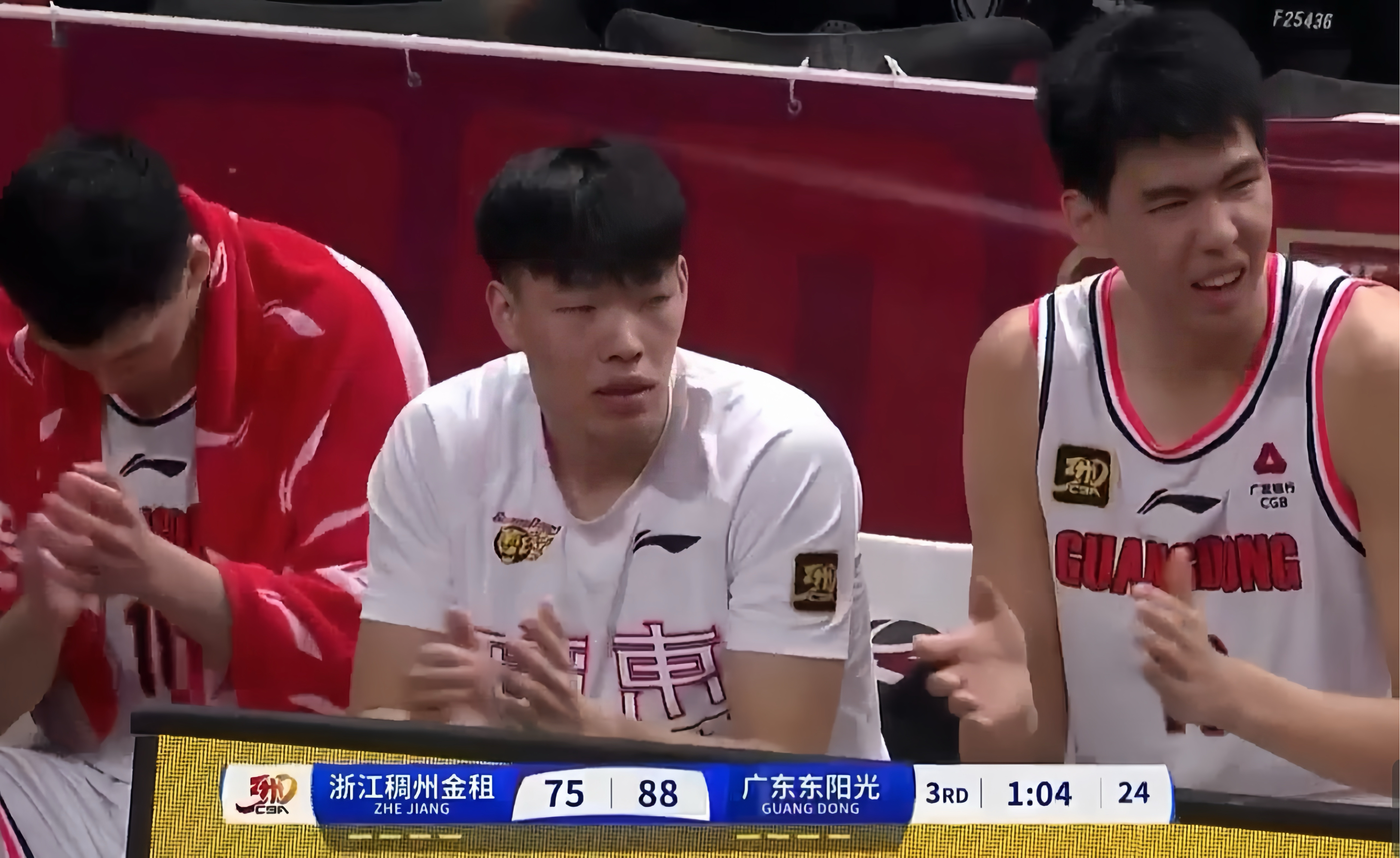 广东男篮在比赛中表现出色夺得胜利