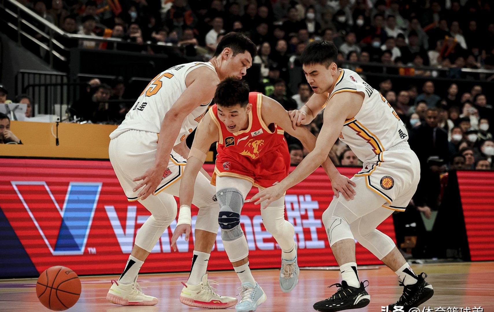 包含CBA联盟传奇球星现身现场，见证历史震撼时刻的词条