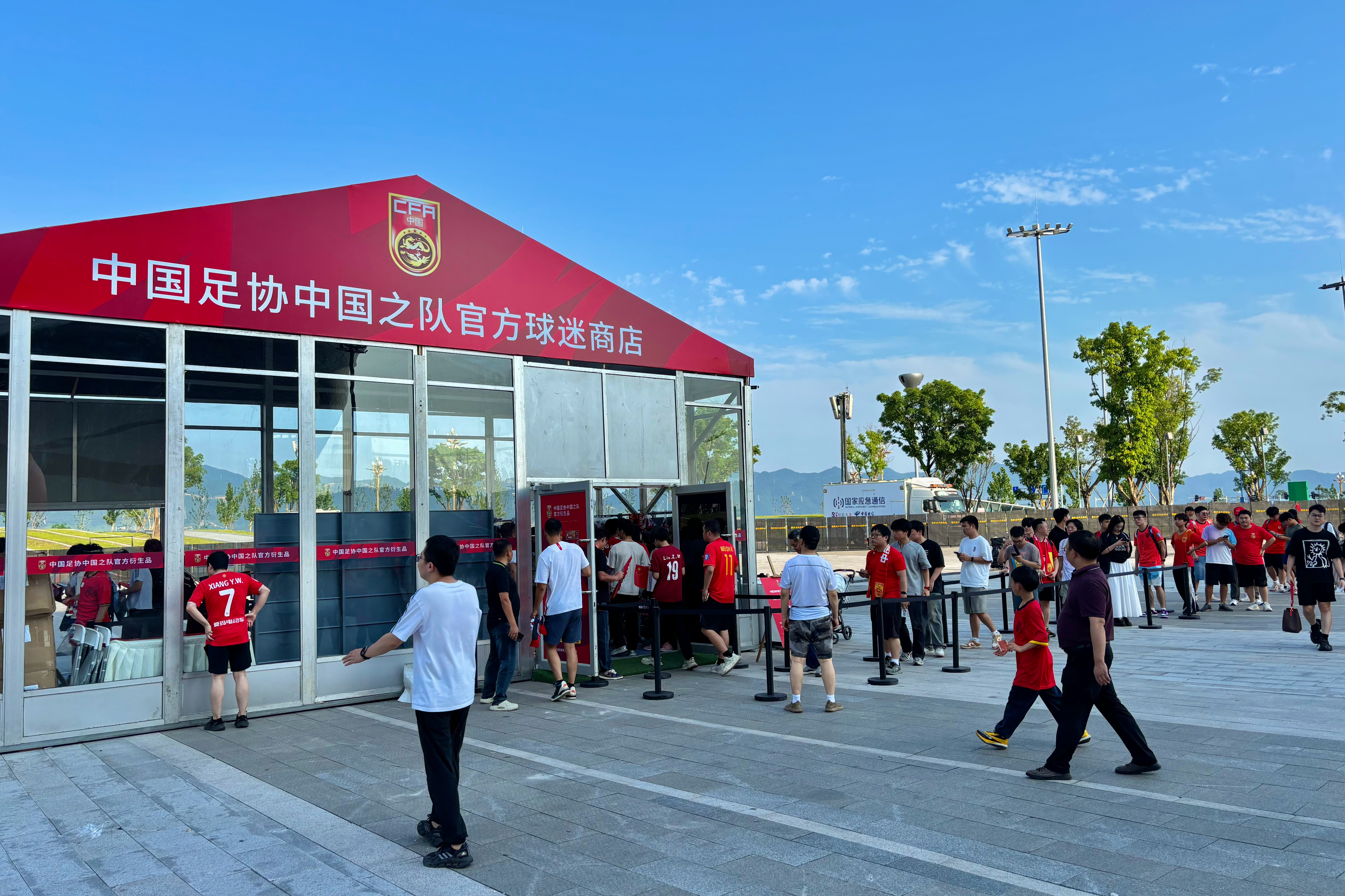 包含口号传唱！球迷热情加油，助力胜利的词条