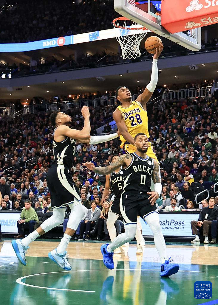 雄鹿客场逆转湖人，安特托昆博助球队断胜利