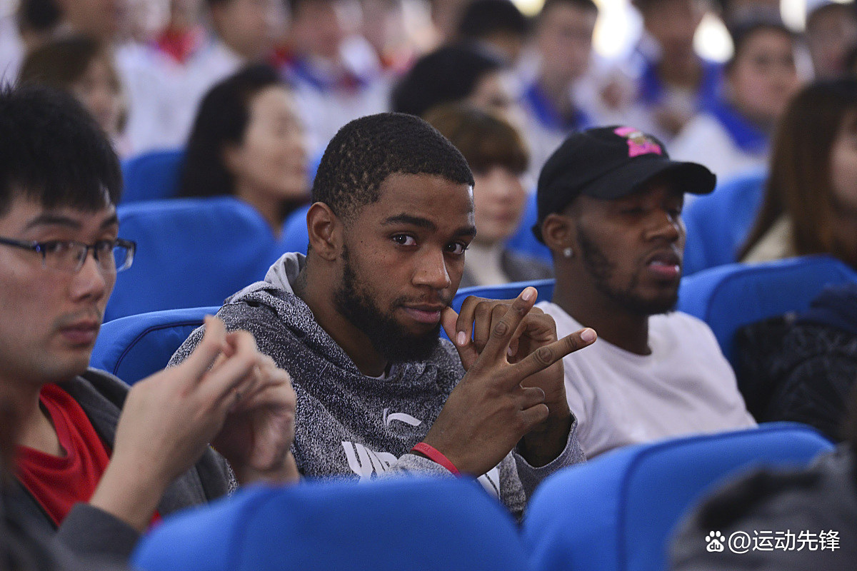 篮球巨星公布伤停消息，球迷心情低落