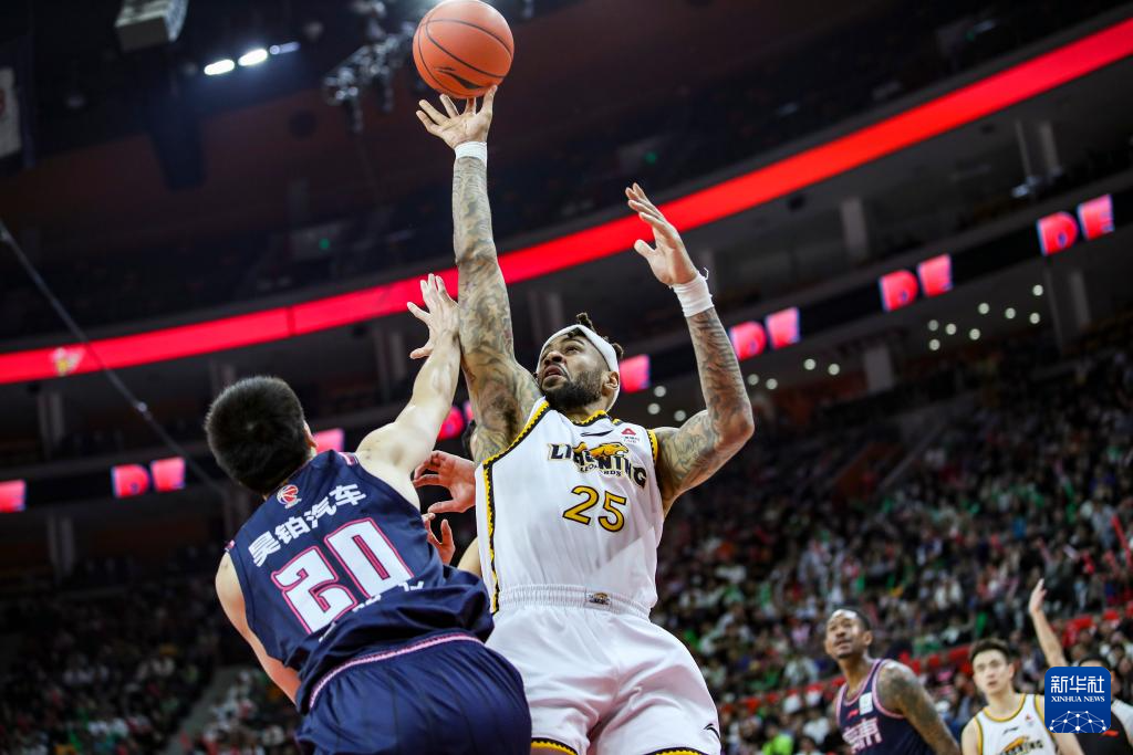 辽宁男篮客场击败山东队，赢得胜利