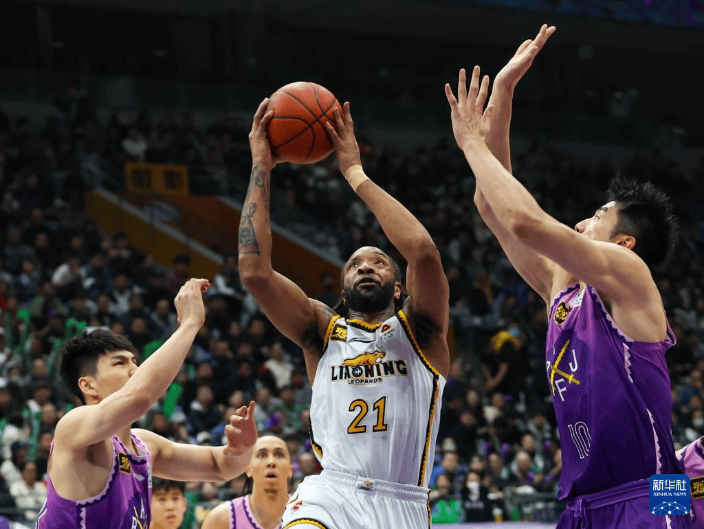 辽宁男篮客场击败山东队，赢得胜利