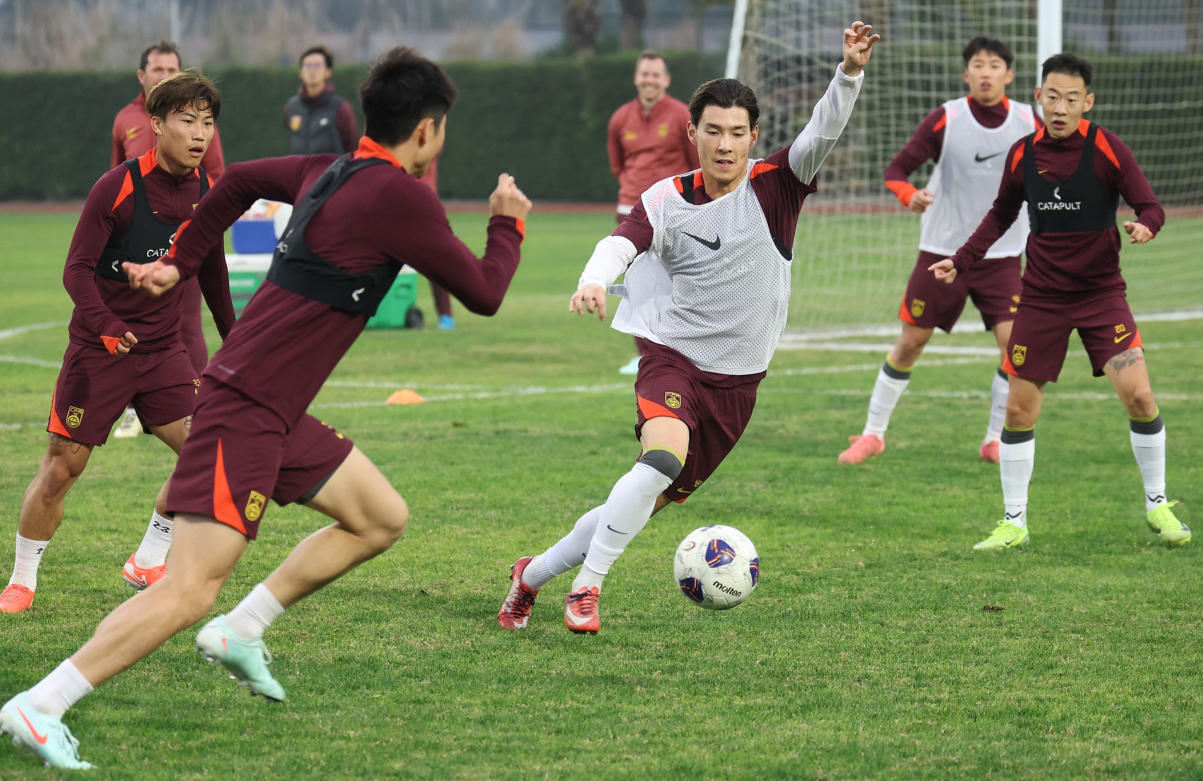 青岛队升班马表现出色，球队士气高涨