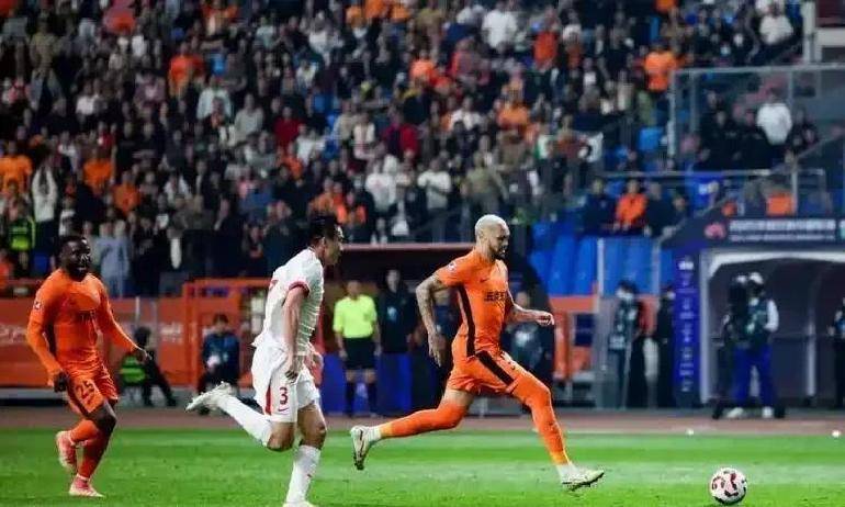 青岛队升班马表现出色，球队士气高涨