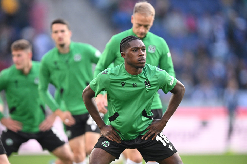 沙尔克04与汉诺威96上演激战的简单介绍 沙尔克04与汉诺威96上演激战的简单介绍