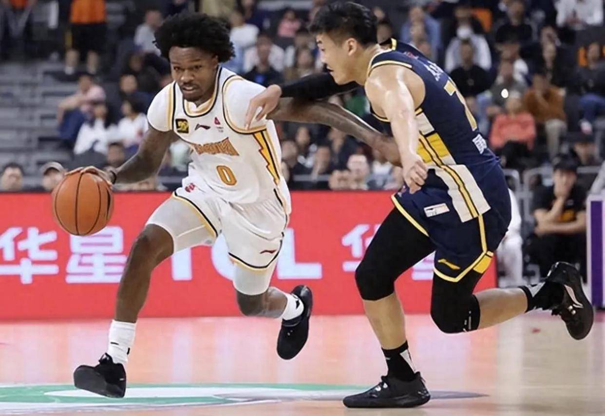 卡塔尔选手在篮球比赛中力压对手 卡塔尔选手在篮球比赛中力压对手