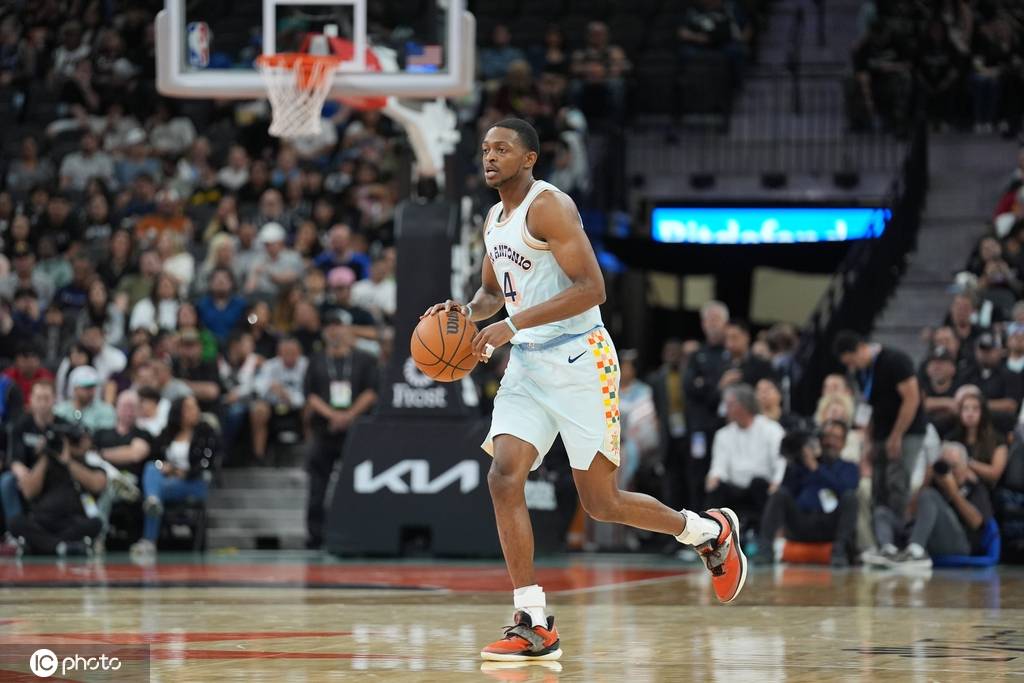 热火完胜土耳其男篮,福克斯送出助攻的简单介绍 热火完胜土耳其男篮,福克斯送出助攻的简单介绍